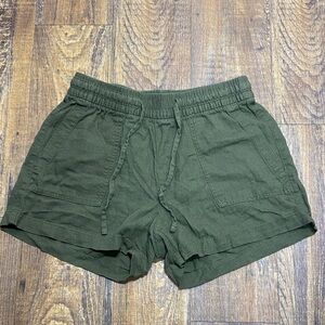 Old Navy size XS Dark army Green Women's Cargo Shorts pull on elastic waist soft